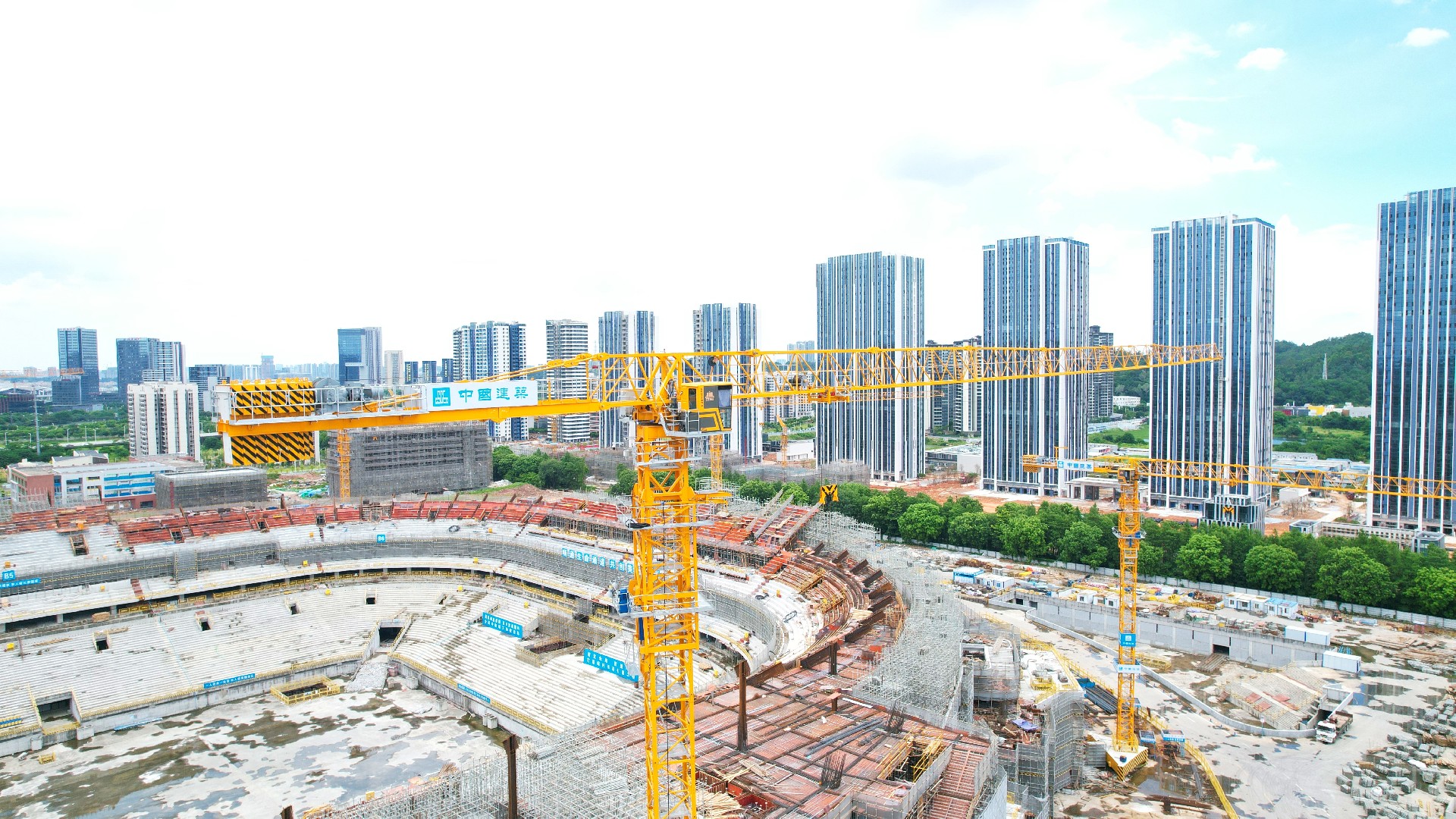 全國(guó)最大足球場(chǎng)！JHT7027塔機(jī)助建灣區(qū)新地標(biāo)